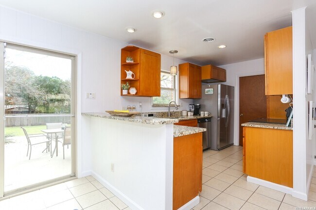 2806 Belvoir Dr