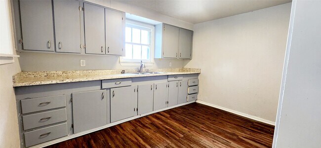 Photo - 136 W Marion St