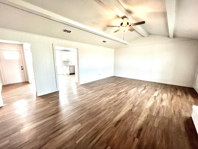 Photo - 923 W 6th St