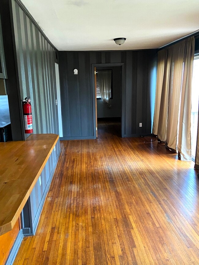 Photo - 220 Saxon Dr