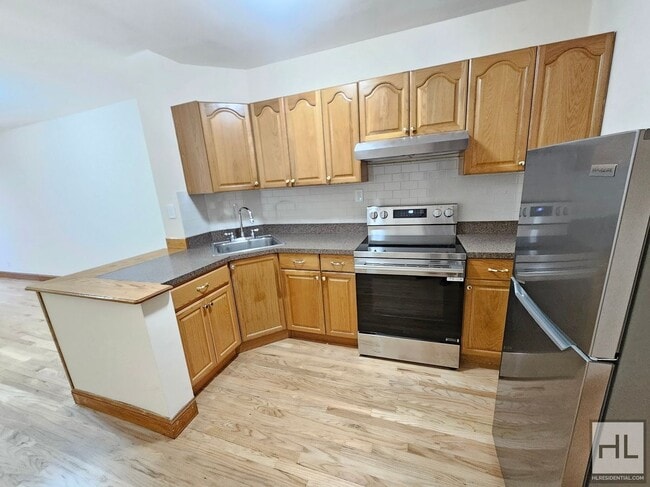 Photo - Renovated 1-Bedroom with Balcony | 2nd Floor | Prime Woodside/Sunnyside Location Unidad 2