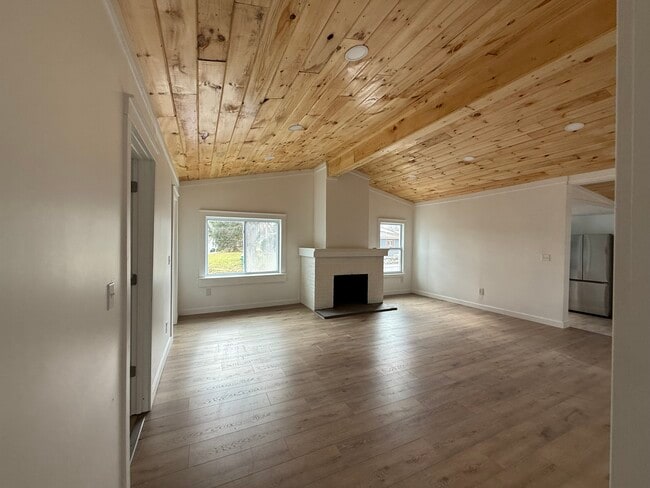 Photo - 842 Lloyd Ave