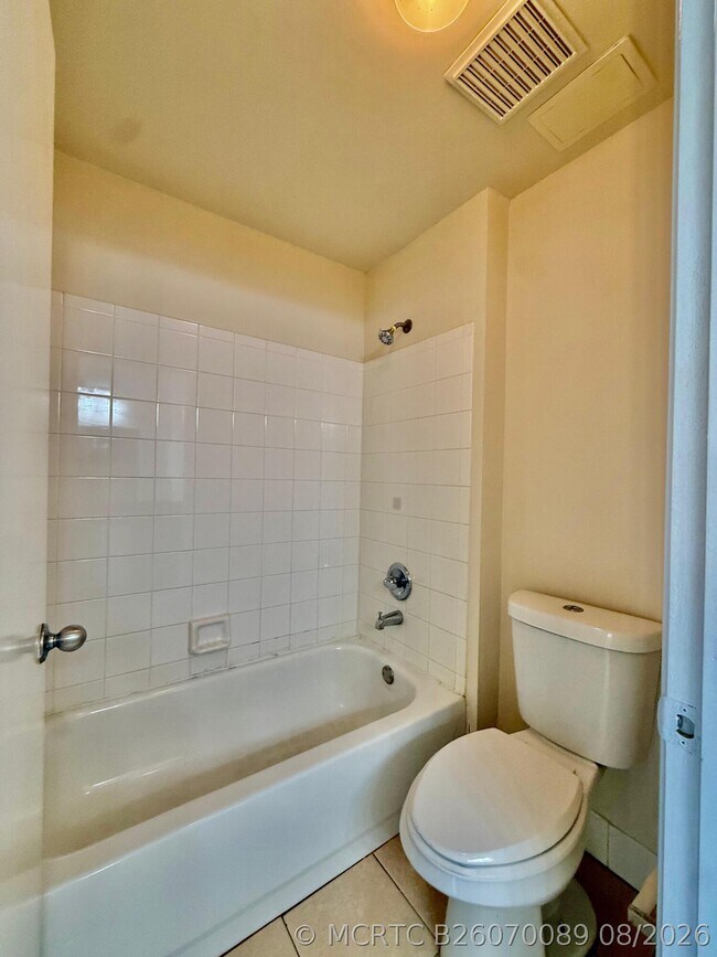 6960 SW 39th St Unit E207