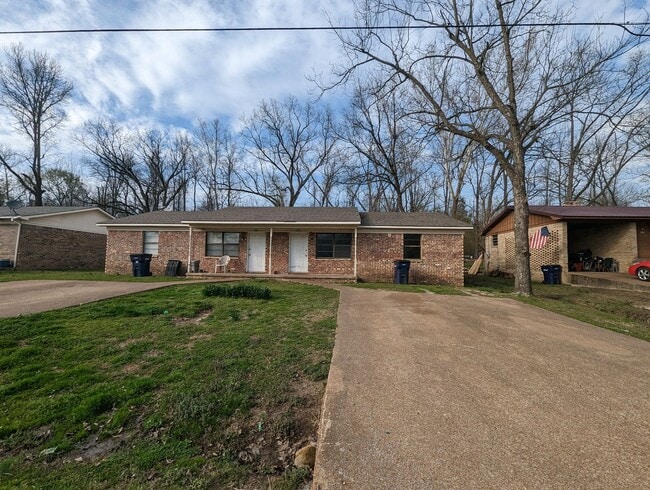 Building Photo - 2 Bedroom/1 Bathroom Duplex Unit 350 Broadwater Lane