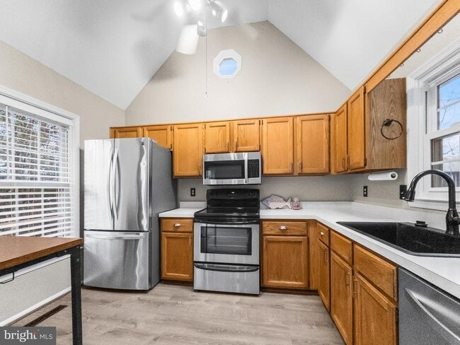 Photo - 6586 Hemlock Point Rd