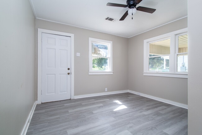 Photo - 503 Webster St