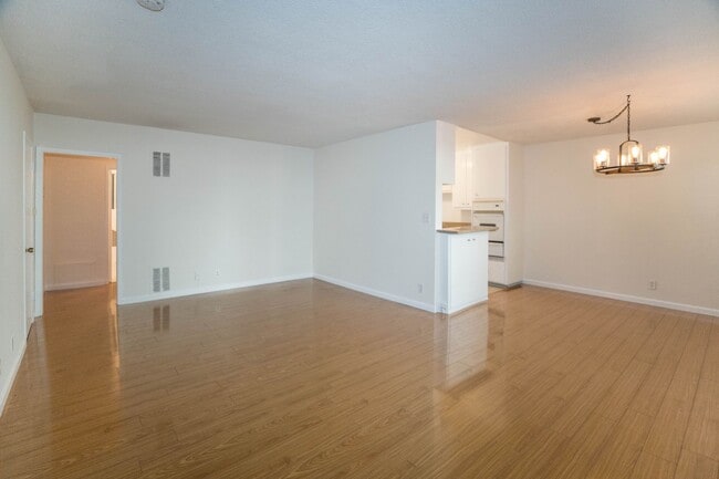 Photo - 8207 De Longpre Ave Apartamento Unidad 4