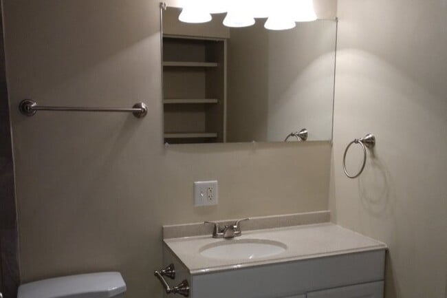 Bath - 1808 Bono Rd Unit Gas Light Square