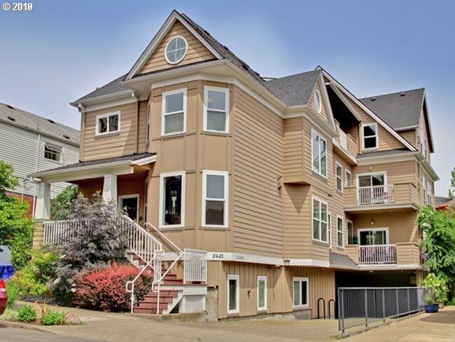Building Photo - NorthWest/Nob Hill Condo 3Bd/2Ba ~ Washer/Dryer In Unit 2
