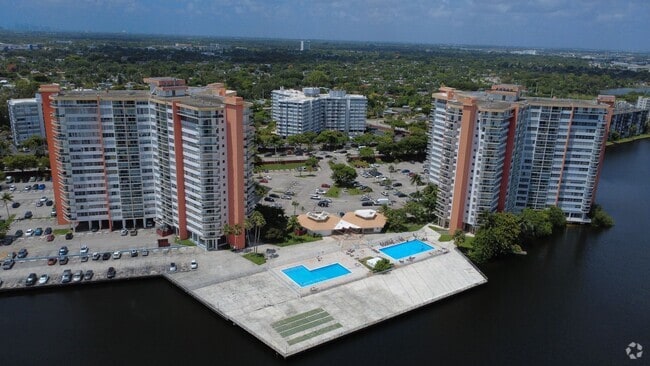 Building Photo - Spacious One Bedroom Two Bath Condo with P...
