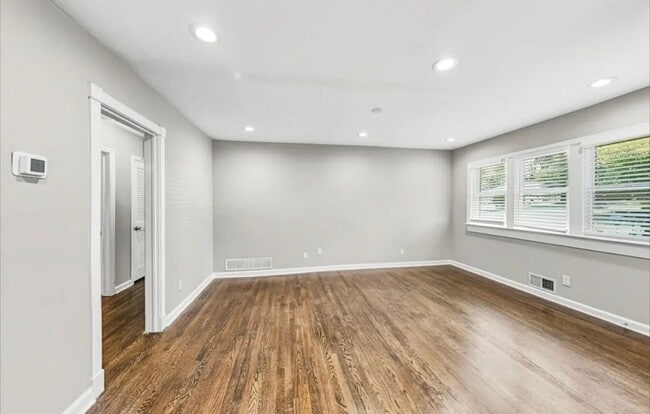 Photo - 1147 Longshore Dr