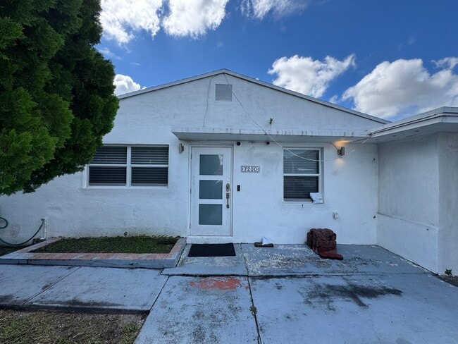 Building Photo - 7200 SW 4th St Unit 1