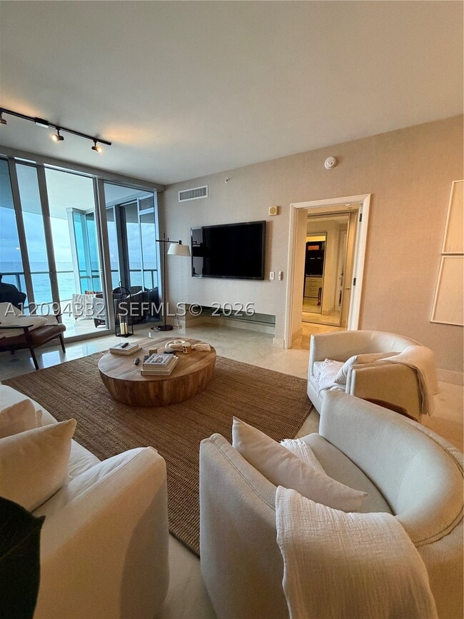 17121 Collins Ave Unidad 904