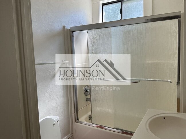 Photo - 830 N Van Buren St Unit B