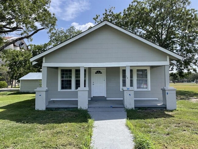 Building Photo - 3 bed, 1 bath with lots of updates! New fl... Rental