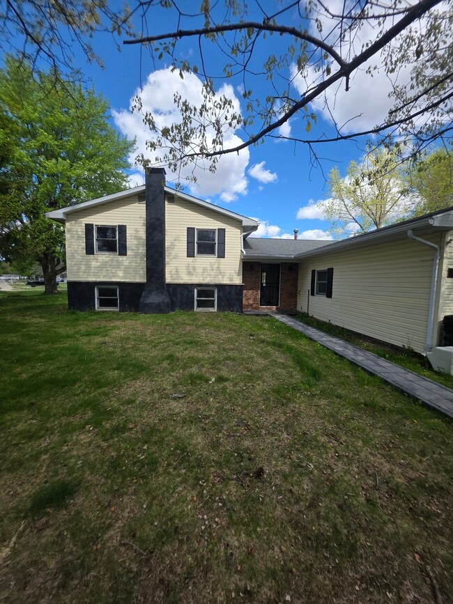 Building Photo - 199 Lakeview Dr