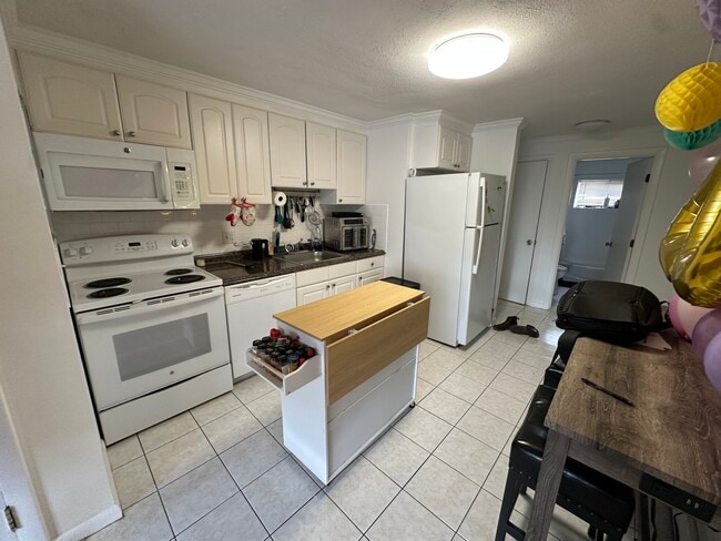 Building Photo - 16 Westford St Unit 6