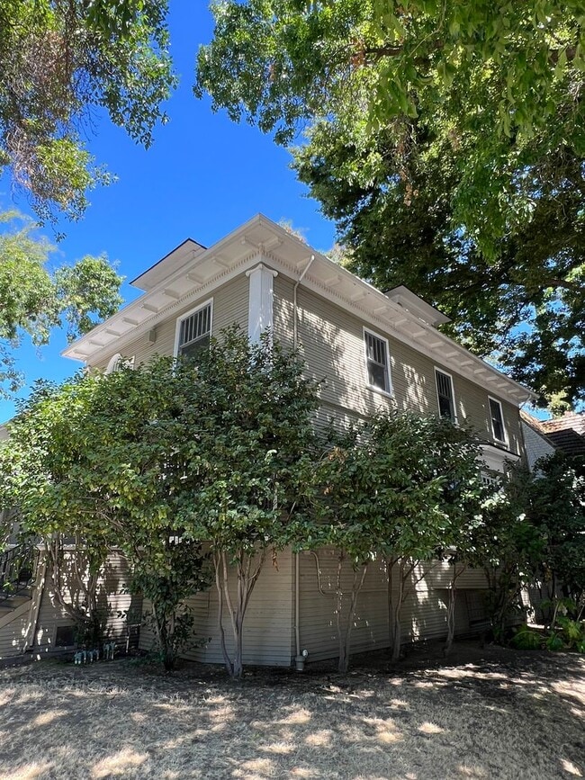 Photo - BEAUTIFUL 4+ BEDROOM VICTORIAN!!