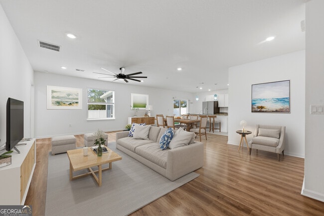 Photo - 131 College St