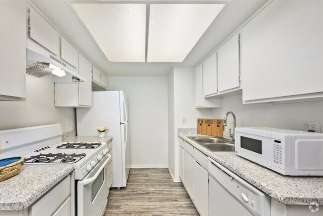2BR, 2BA - 875SF - Kitchen