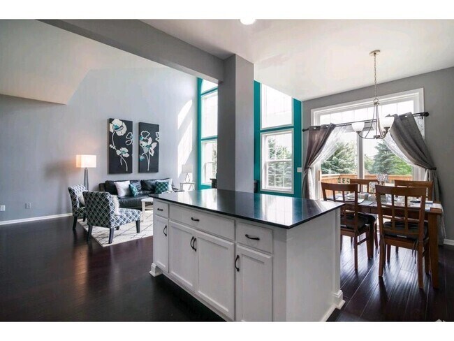 Building Photo - 15208 Florist Cir Rental