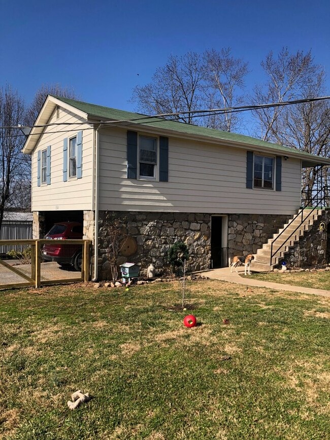 Building Photo - Convenience !!