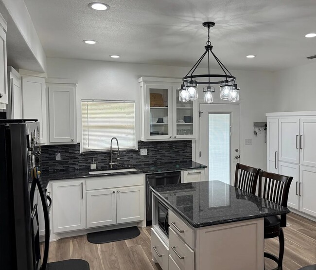 Building Photo - 3004 Clearview Dr