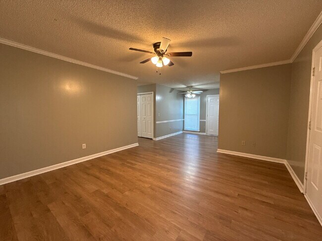 Building Photo - "Spacious 2-Bedroom, 2-Bath Oasis in Prime Huntsville Location!" Unit Apt. D