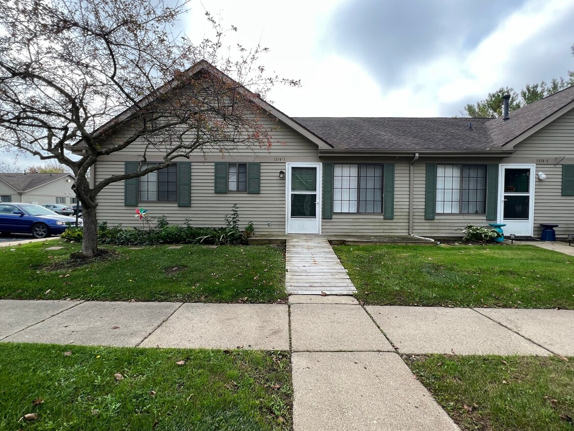 Photo - 1256 Oxford Manor Ct (South Lyon, MI)