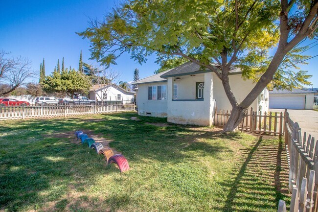 Building Photo - Charming Single-Story 5 bed/2 Bath Home Wi...