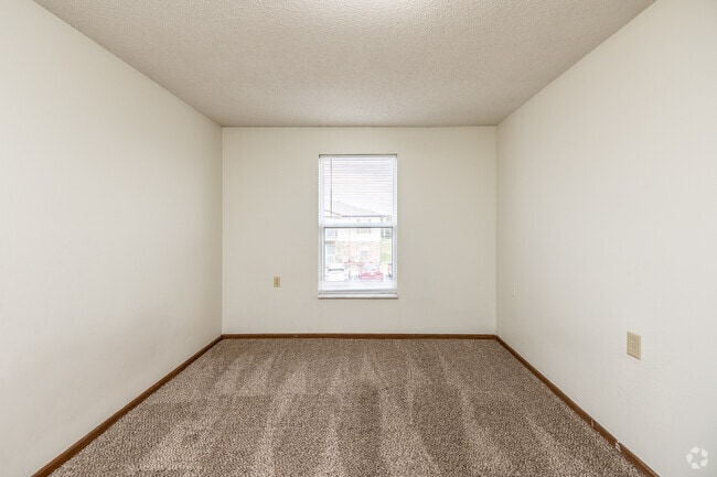 2BR, 1BA - 900 SF
