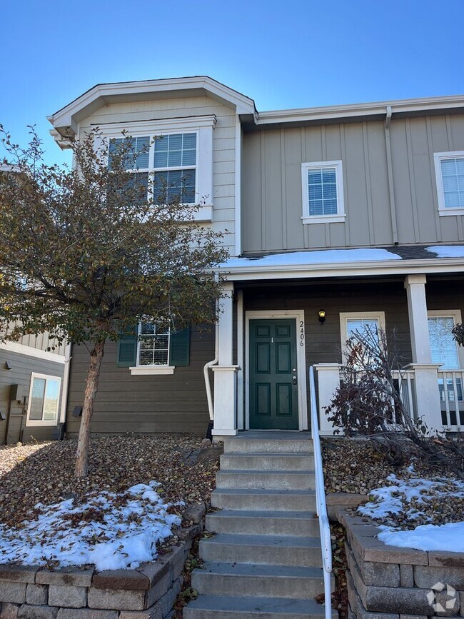 Building Photo - End Unit 3 Bedroom 2 Bath Townhome in Comm...