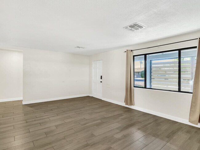 Photo - 544 W 17th Pl