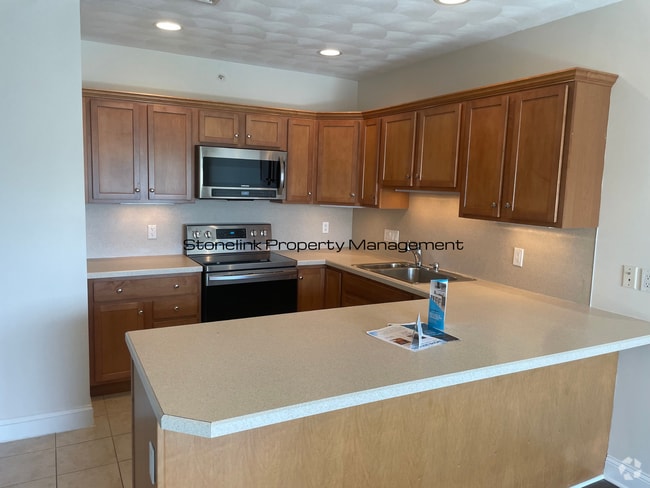 Building Photo - Luxury Condo For Rent in Ross Commons of R...