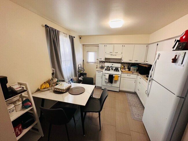 Eat-in kitchen - 374 Somerset St Unit 3