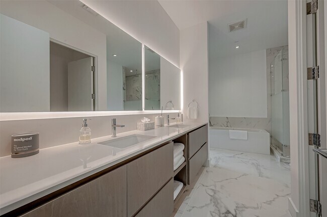 Photo - 2710 Steel St