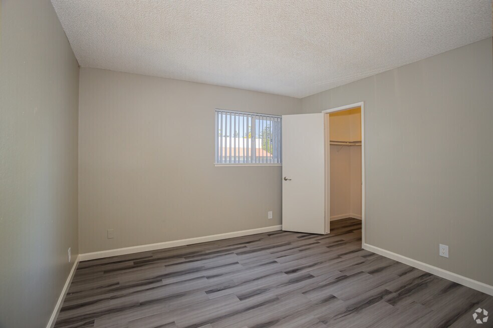 1BR, 1BA - 700SF