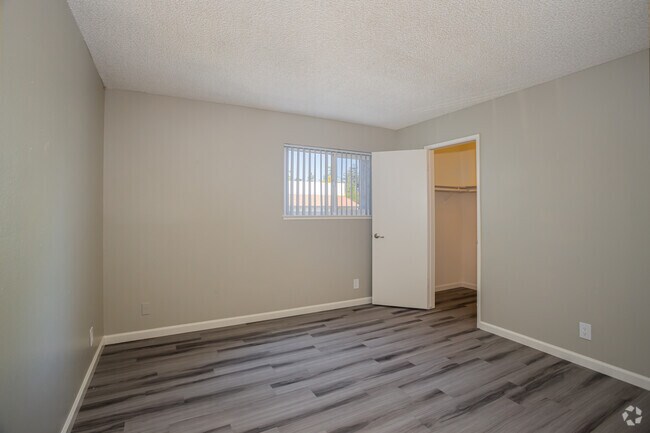 1BR, 1BA - 700SF