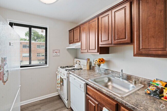 2BR, 1BA - 833SF- Kitchen