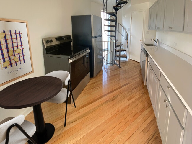 Building Photo - 2644 Green Bay Rd Unit 3