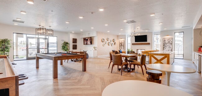 Sala de recreación comunitaria - Aria Townhomes & Apartments