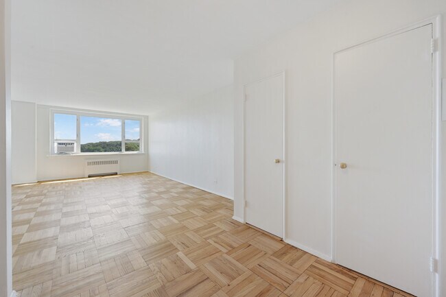Photo - 5355 Henry Hudson Pkwy W