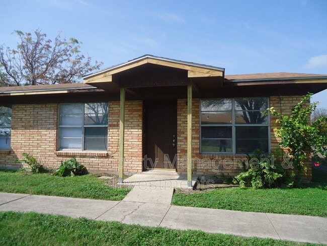 Building Photo - 2409 Gumwood Ave W Unit #1