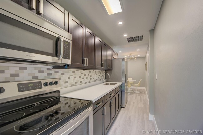 Building Photo - 1425 NE 26th Dr Unit 1-2