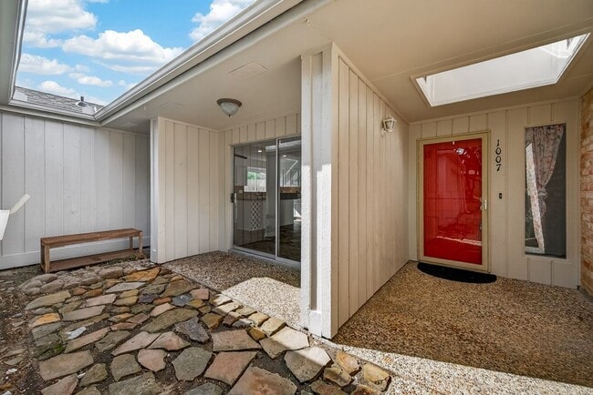 Photo - 1007 Apache Falls Dr