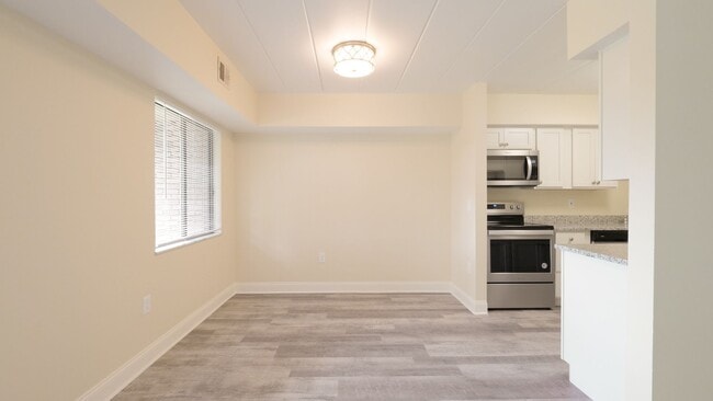 Photo - 700 Lee Dr