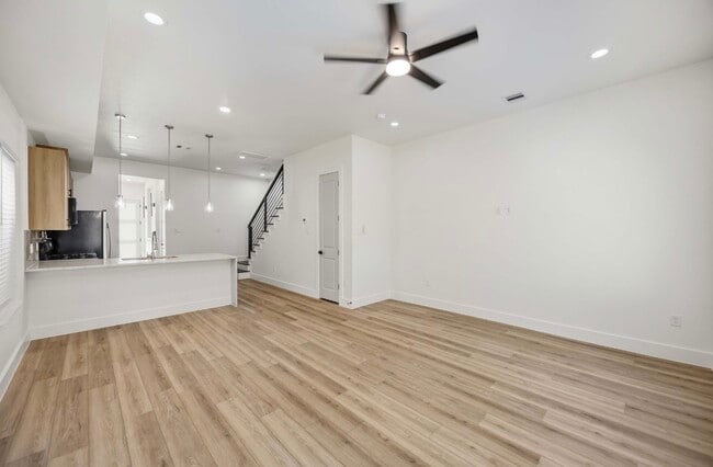 Photo - 7977 Angus St