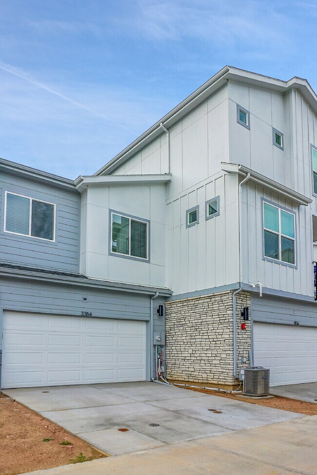 Photo - $2,350- 3 Bed 2.5 Bath Townhome in CO Springs with Central AC, and In Unit Laundry!