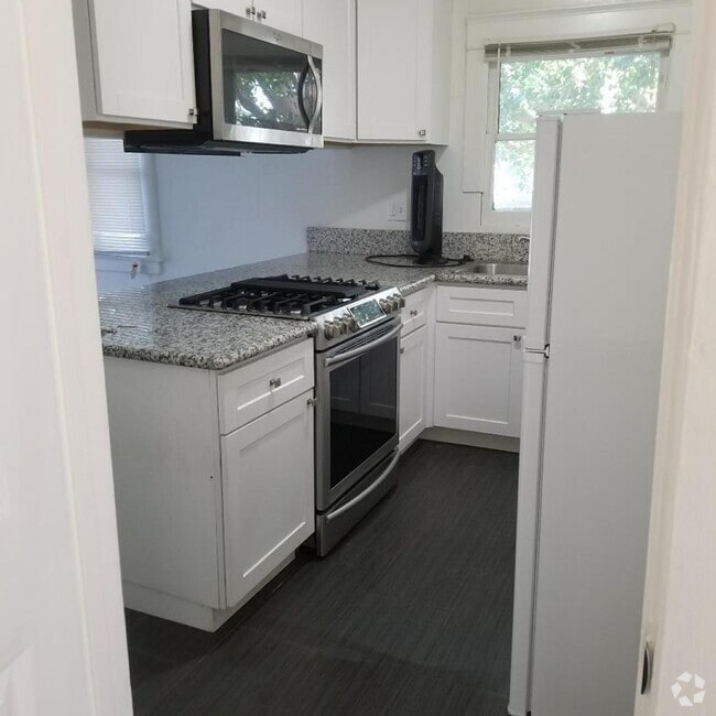 Building Photo - 4030 E Vermont St Rental