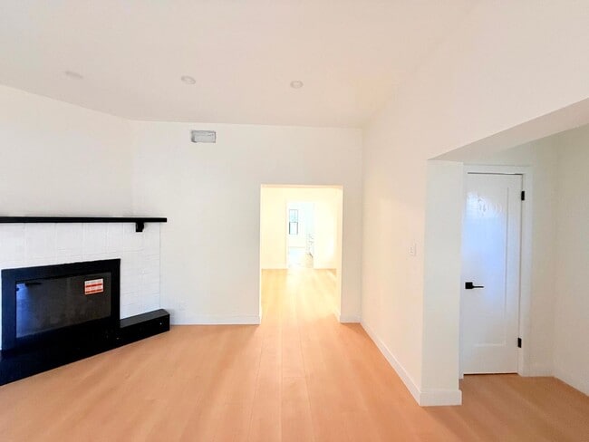 Photo - 6130 Whitsett Ave